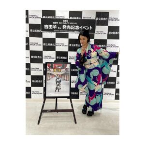 Yoh Yoshida Instagram - 「ヒツジヒツジ」お渡し会in福岡・大阪、
無事に終わりました。地方でのお渡し会開催を叶えてくださった両書店様に、心より、御礼申し上げます。

会いにきてくださった皆様、お暑い中本当にありがとうございました。中には浴衣や夏着物など和装でいらしてくださった方もいて、それぞれのこだわりや装いにびっくりしたり感嘆したり興味津々だったりと、あな嬉し忙し。大阪では、徹子の部屋で被っていたあみあみベレーに気付いた方も多く、実物が見られて嬉しいと喜んでくださる姿にこちらが嬉しくなりました。

福岡「TSUTAYA BOOK STORE 積文館書店　マークイズ福岡ももち店」さん、控え室と会場いっぱいに「おかえり」の言葉を掲げ迎えてくださり本当にありがとうございました。
東京へ出て久しく、いつしか東京へ「帰る」と言うようになった私には、こうしておかえりと言って頂ける場所がまだここにもあったのだと、じんと胸が熱くなりました。

大阪「紀伊國屋書店グランフロント大阪店」さん、トークなしのため、ひたすら本をお渡ししていく時間の中で、ファンの皆様がそれぞれ懸命に言葉や想いを伝えようとしてくださるその姿を、温かく見守り、笑顔で受け止めてくださったこと、本当にありがたかったです。時間制限いっぱいを、時にはオーバーしてもお一人お一人に使わせて下さりありがとうございました。図らずも、看板のデザインが折り紙の鶴で、衣装の鷺尽くしに「鳥」でリンクしていて嬉しかったなぁ。

また、7/7からの各イベントを支えてくださった宝島社さん始めスタッフの皆さん、本当にありがとうございました。「ヒツジヒツジ」にも着物にも、流行りはありません。これから息長く、皆様に楽しんでいただけたらと願っておりますので、引き続きどうぞよろしくお願いいたします。

さて、次はマトウヒツジでお会いしましょう。
着物を通した「ワクワクと出逢い」をあれこれご用意してお待ちしています！

Hair&Make:岩本みちる
着物協力:暮らし家

The "Hitsuji Hitsuji" event in Fukuoka and Osaka has finished successfully.  Thank you very much to everyone who came to visit there and to all the staff who supported it. See you next time at the kimono event "Matou Hitsuji"! We are waiting for you with lots of excitement!

#ヒツジヒツジ
#マトウヒツジ
#kimonostyle
#antiquekimono
#kimono
#japanesekimono
#modernkimono
#actress
#matouhitsuji