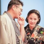 Yoh Yoshida Instagram – お待たせしました、ゲストのお二人です。
9/30は松尾諭さん、10/1は峯村リエさんにご登場頂きました。会場には、ドラマ「ラストマン」や、舞台「ザ・ウェルキン」を観てくださっていた方も多く、お二人のご登場は一段と盛り上がりました。
お二人とも着物の嗜み話だけでなく、作品の裏話も満載で、お客様にとっても貴重な時間だったのではないでしょうか。衣装の着姿はそれはそれは華やかで美しく、ニコニコと螺旋階段を降りて来てくださったそのお顔が見られて、スタイリストひつこは感無量でした。
というわけで、お二人の衣装も私がスタイリングさせていただきました。
9/30 ゲスト松尾諭さん
1)京都の呉服屋さんからお借りした、まるで羽衣のように軽い着心地の、最上級の夏単衣。「五島列島の自然豊かな環境で育った野蚕を、極細の糸に紡いで、手織した正絹に、時雨縞という小紋型を使って手染めした究極の逸品」なのだそうです。まだまだ未熟者の私でも、一目見て「逸品」と分かる質感と手触り。一生に一枚は、こういう着物を作りたいと思わされる素晴らしい一枚。
2)最上質の極細糸で別誂した生地に、江戸小紋と同じ技法で、京都で染付した逸品。
着物は毛万筋、羽織は極細亀甲紋様。
こちらも京都より。松尾さんの恰幅で羽織ると、「呉服屋の若旦那」または「凄腕の番頭さん」という風情で、しっくりと来てとてもお似合い。夏の単衣といい、こちらの袷のお着物といい、「いいものはいい」とただただため息の出る、圧巻のお着物でした。
10/1 ゲスト峯村リエさん
1)代田橋にあるアンティークショップ「 #キモノ葉月 @kimonohazuki77 」さんに、着物と帯と帯締めをお借りしました。BTS好きのリエさんが喜ぶ着物を選びたいというリクエストに、同じくBTSファンの店員なべさんが、グループテーマカラーが紫であることを教えてくださいまして。なのでリエさんコーデは紫で統一。それを軸にこの回では、普段コミカルな役の多いリエさんが生来持つ「上品さ」「たおやかさ」「艶やかさ」を表現したくて、暈かしの入った菊模様の、優しい印象の着物をチョイス。帯や帯締めも同系色のアンティークを選び統一感を出しました。因みに草履は以前、 #キモノ葉月 さんの受注会で買ったもの。台の色と鼻緒の柄を好みで選び、自分だけのオリジナル草履を作れます。定期的にやっている受注会なので、ぜひ公式インスタをチェックしてくださいね。高身長のリエさんに合わせて、裾には嘘つきスカートと、手首に付け袖。「気に入った着物を諦めなくていいんだね!」とリエさんが言ってくださって、「そうなんです!!!」と心の中で120デシベルくらいで叫びました。
(最後の写真は、ちゃっかり二人で指ハート)
2)黄色地に紫の矢羽模様のアンティーク着物に、緑の古典柄の帯。帯締めも合わせて全て代田橋の #キモノ葉月 @kimonohazuki77 さん。こちらも裄足らずだったので、アームウォーマーで視覚的カバー。
「BTSのトレードマークがこの矢羽模様に似ている」と、着物を見たリエさん大興奮。調べてみたらば、確かに!!!因みに黄色を選んだ理由は、リエさんの稽古着がいつも黄色いジャージだったから。なんでも、海外のサイトでわざわざ取り寄せた、テテが持っているものと同じものなんだとか。ファンってありがたいなぁ、としみじみ。
そうそう、MCの山岸さんのコーデもさせて頂きました。おばあさまの帯をお借りして、オレンジ×緑(カーキ)の秋色コーデ。お着物は、書籍の冒頭、羊飼いコーデで使ったものです。後ほどストーリーでシェアしますね。
つづく。
These are the two guests of “Matouhitsuji”. Mr. Matsuo on 9/30 wore a top-quality kimono outfit borrowed from a kimono shop in Kyoto. Rie Minemura on October 1st wore an antique kimono with a BTS motif. They both look great together and I, as a stylist, really enjoyed them! All of Hazuki’s kimonos used for this event and “Hitsuji Hitsuji” are available at the store. If you are interested, please visit the shop directly!
#マトウヒツジ
#kimonostyle
#antique
#actress
#着物
#アンティーク
#着物イベント
#キモノ葉月
#代田橋