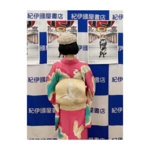 Yoh Yoshida Instagram - 「ヒツジヒツジ」お渡し会in福岡・大阪、
無事に終わりました。地方でのお渡し会開催を叶えてくださった両書店様に、心より、御礼申し上げます。

会いにきてくださった皆様、お暑い中本当にありがとうございました。中には浴衣や夏着物など和装でいらしてくださった方もいて、それぞれのこだわりや装いにびっくりしたり感嘆したり興味津々だったりと、あな嬉し忙し。大阪では、徹子の部屋で被っていたあみあみベレーに気付いた方も多く、実物が見られて嬉しいと喜んでくださる姿にこちらが嬉しくなりました。

福岡「TSUTAYA BOOK STORE 積文館書店　マークイズ福岡ももち店」さん、控え室と会場いっぱいに「おかえり」の言葉を掲げ迎えてくださり本当にありがとうございました。
東京へ出て久しく、いつしか東京へ「帰る」と言うようになった私には、こうしておかえりと言って頂ける場所がまだここにもあったのだと、じんと胸が熱くなりました。

大阪「紀伊國屋書店グランフロント大阪店」さん、トークなしのため、ひたすら本をお渡ししていく時間の中で、ファンの皆様がそれぞれ懸命に言葉や想いを伝えようとしてくださるその姿を、温かく見守り、笑顔で受け止めてくださったこと、本当にありがたかったです。時間制限いっぱいを、時にはオーバーしてもお一人お一人に使わせて下さりありがとうございました。図らずも、看板のデザインが折り紙の鶴で、衣装の鷺尽くしに「鳥」でリンクしていて嬉しかったなぁ。

また、7/7からの各イベントを支えてくださった宝島社さん始めスタッフの皆さん、本当にありがとうございました。「ヒツジヒツジ」にも着物にも、流行りはありません。これから息長く、皆様に楽しんでいただけたらと願っておりますので、引き続きどうぞよろしくお願いいたします。

さて、次はマトウヒツジでお会いしましょう。
着物を通した「ワクワクと出逢い」をあれこれご用意してお待ちしています！

Hair&Make:岩本みちる
着物協力:暮らし家

The "Hitsuji Hitsuji" event in Fukuoka and Osaka has finished successfully.  Thank you very much to everyone who came to visit there and to all the staff who supported it. See you next time at the kimono event "Matou Hitsuji"! We are waiting for you with lots of excitement!

#ヒツジヒツジ
#マトウヒツジ
#kimonostyle
#antiquekimono
#kimono
#japanesekimono
#modernkimono
#actress
#matouhitsuji