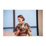 Yoh Yoshida Instagram - おはようございます！ 恐るべき亀の歩みでレポート中の私です。 本日は私のお衣装について。 ファッションショーは四回。 一般公募したモデルの皆様に、それぞれご自慢のコーディネートを見せて歩いていただきました。皆さま、直前まで緊張してらしたのに、一歩出てしまえば堂々たるモデルっぷり。ポージングもお手のもので、ニコニコと楽しそうに歩いておられるお姿はそれはそれは素敵でした！ （※出演された皆様、公式のお写真が届きましたら、ぜひご自身のSNSでご披露くださいませ♡私が写り込んでいても構いませぬゆえ😊他のお客様の写り込みにはどうぞご配慮を。） そして私も、四回それぞれに衣装チェンジ。 1）夏の名残りを感じさせる涼やかなジョーゼットのアンティーク単衣に秋のモチーフ蜻蛉柄の帯でシンプルスタイル（ 着物と帯共に #暮らし家 さん） 2）四季の花があしらわれた古典柄のアンティーク着物（ #暮らし家 さん）と同じく古典柄のアンティーク帯（ #きものさらさ さん） イヤリングはNUTTYさんブースで急遽購入 3）この日から10月ということで、着物の暦に倣い袷の着物。奥に紫みを感じる青地に、鳩の絵があしらわれたアンティーク（ #暮らし家 さん）と、黒地にピンクや赤や青の柄がオリエンタルな雰囲気の更紗帯（ #着物葉月 さん）、帯締めはキモノ葉月さんで取り扱っている組紐作家 #HaRuKi組 さん） 4）この回はフル江戸小紋コーデ。ヒツジヒツジにも掲載した、100年前の型紙から図案を起こし染め、仕立てていただいた骸骨柄の江戸小紋とグラデーション縞の江戸小紋帯（ 両方 #廣瀬染工場 さん ）、どちらも初オロシ。髑髏が強いので、フェイクファーの帽子と三つ編みでガーリーをプラス🩷帯留も髑髏（代官山の #結鶴 さん） 和洋折衷コーデ好きなのと、せっかくのステージ衣装なので「攻め」多し。涼しくなってきて、やっとレイヤードスタイルが出来たのもとても嬉しかった！ ※全て写真にタグづけしておりますので、ぜひ各お店のページもご覧くださいませ！ 次はいよいよゲストのお二人。 つづく。 There were four shows. I also changed my costume for each one. There is a rich variety of styles, from summer left-over styles to full Edo Komon outfits, making them look gorgeous. #マトウヒツジ #kimonostyle #antique #actress #着物 #アンティーク #着物イベント