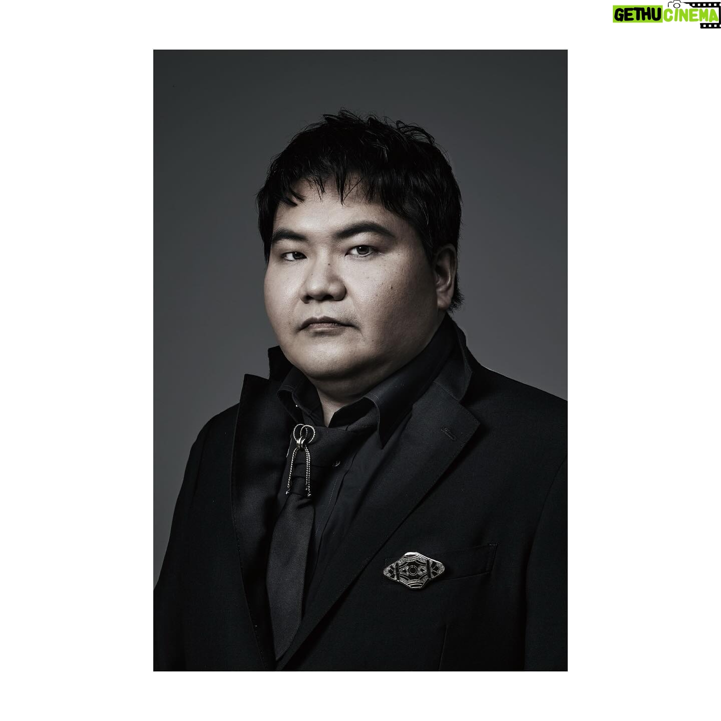 Yoh Yoshida Instagram - 彼はローゼンクランツ。ギルデンスターンといつもセットで行動する、ハムレットの学友です。演出家森新太郎さんは、彼らを「ロゼギル」と呼びます。まるでジャルジャルのような呼び名ですが、いやいや、これが芸人さながら、ニコイチの彼らの登場シーンはいつもほっこり、笑いが起こります。陰鬱で、死の影が常に漂う今作品に於けるオアシスと言っても過言ではない。 ローゼンクランツとギルデンスターンは、現王クローディアスから命じられ、ハムレットの狂気の真意を探るスパイとなります。仲の良い学友だったのに、目の前で大金をチラつかされ、あっという間に魂を売ってしまう二人。ところが頭の良いハムレットもあっという間にそのことに気付き、彼らの思惑通りとは行きません。物語の後半では、クローディアスの手下と成り下がった彼らに、ある制裁を加えるハムレット。ところが、彼らがどのような経緯でそれを受け、どのような最期を迎えたのか、シェイクスピアは描きませんでした。そのため、「ローゼンクランツとギルデンスターンは死んだ」という彼ら二人を主役にした戯曲(今で言うスピンオフ)も後に生まれたほど、この二人はとてもチャーミングで謎に満ちた人物です。 演じる駒木根さんは、朝ドラ「純と愛」で初めてご一緒しました。ホテルオオサキの仕事仲間で、そこでもお調子者役ではありましたが、ふと見せる弱さや切なさがたまらなく素敵な上に、そのお身体からマスコットのようでもあり、当時もよく絡んでは現場でお相手をしていただいた記憶があります。「サイタマノラッパー」という映画で主演を務めた彼のラップは、本当に本当に素晴らしいので、未見の方はぜひ。 そして昨日は駒木根さん43ちゃいのお誕生日。稽古場でみんなでお祝いしました!いぇい! He is Hamlet's schoolmate, Rosencrantz, who is always with Guildenstern and their movements are often linked. And the scenes in which they appear are an oasis in this gloomy tale. Komakine, who plays the role, weighs 95 kg (according to Wiki). He seems to be working hard to maintain his figure, sometimes restricting his carbohydrate intake and other times not🤭 #駒木根隆介 #95kgの体作りは伊達じゃない #hamletq1 @parco_stage #東京大阪愛知福岡 #5/11start