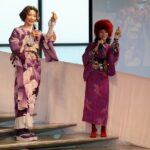 Yoh Yoshida Instagram – お待たせしました、ゲストのお二人です。
9/30は松尾諭さん、10/1は峯村リエさんにご登場頂きました。会場には、ドラマ「ラストマン」や、舞台「ザ・ウェルキン」を観てくださっていた方も多く、お二人のご登場は一段と盛り上がりました。
お二人とも着物の嗜み話だけでなく、作品の裏話も満載で、お客様にとっても貴重な時間だったのではないでしょうか。衣装の着姿はそれはそれは華やかで美しく、ニコニコと螺旋階段を降りて来てくださったそのお顔が見られて、スタイリストひつこは感無量でした。
というわけで、お二人の衣装も私がスタイリングさせていただきました。
9/30 ゲスト松尾諭さん
1)京都の呉服屋さんからお借りした、まるで羽衣のように軽い着心地の、最上級の夏単衣。「五島列島の自然豊かな環境で育った野蚕を、極細の糸に紡いで、手織した正絹に、時雨縞という小紋型を使って手染めした究極の逸品」なのだそうです。まだまだ未熟者の私でも、一目見て「逸品」と分かる質感と手触り。一生に一枚は、こういう着物を作りたいと思わされる素晴らしい一枚。
2)最上質の極細糸で別誂した生地に、江戸小紋と同じ技法で、京都で染付した逸品。
着物は毛万筋、羽織は極細亀甲紋様。
こちらも京都より。松尾さんの恰幅で羽織ると、「呉服屋の若旦那」または「凄腕の番頭さん」という風情で、しっくりと来てとてもお似合い。夏の単衣といい、こちらの袷のお着物といい、「いいものはいい」とただただため息の出る、圧巻のお着物でした。
10/1 ゲスト峯村リエさん
1)代田橋にあるアンティークショップ「 #キモノ葉月 @kimonohazuki77 」さんに、着物と帯と帯締めをお借りしました。BTS好きのリエさんが喜ぶ着物を選びたいというリクエストに、同じくBTSファンの店員なべさんが、グループテーマカラーが紫であることを教えてくださいまして。なのでリエさんコーデは紫で統一。それを軸にこの回では、普段コミカルな役の多いリエさんが生来持つ「上品さ」「たおやかさ」「艶やかさ」を表現したくて、暈かしの入った菊模様の、優しい印象の着物をチョイス。帯や帯締めも同系色のアンティークを選び統一感を出しました。因みに草履は以前、 #キモノ葉月 さんの受注会で買ったもの。台の色と鼻緒の柄を好みで選び、自分だけのオリジナル草履を作れます。定期的にやっている受注会なので、ぜひ公式インスタをチェックしてくださいね。高身長のリエさんに合わせて、裾には嘘つきスカートと、手首に付け袖。「気に入った着物を諦めなくていいんだね!」とリエさんが言ってくださって、「そうなんです!!!」と心の中で120デシベルくらいで叫びました。
(最後の写真は、ちゃっかり二人で指ハート)
2)黄色地に紫の矢羽模様のアンティーク着物に、緑の古典柄の帯。帯締めも合わせて全て代田橋の #キモノ葉月 @kimonohazuki77 さん。こちらも裄足らずだったので、アームウォーマーで視覚的カバー。
「BTSのトレードマークがこの矢羽模様に似ている」と、着物を見たリエさん大興奮。調べてみたらば、確かに!!!因みに黄色を選んだ理由は、リエさんの稽古着がいつも黄色いジャージだったから。なんでも、海外のサイトでわざわざ取り寄せた、テテが持っているものと同じものなんだとか。ファンってありがたいなぁ、としみじみ。
そうそう、MCの山岸さんのコーデもさせて頂きました。おばあさまの帯をお借りして、オレンジ×緑(カーキ)の秋色コーデ。お着物は、書籍の冒頭、羊飼いコーデで使ったものです。後ほどストーリーでシェアしますね。
つづく。
These are the two guests of “Matouhitsuji”. Mr. Matsuo on 9/30 wore a top-quality kimono outfit borrowed from a kimono shop in Kyoto. Rie Minemura on October 1st wore an antique kimono with a BTS motif. They both look great together and I, as a stylist, really enjoyed them! All of Hazuki’s kimonos used for this event and “Hitsuji Hitsuji” are available at the store. If you are interested, please visit the shop directly!
#マトウヒツジ
#kimonostyle
#antique
#actress
#着物
#アンティーク
#着物イベント
#キモノ葉月
#代田橋