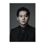 Yoh Yoshida Instagram - 彼はホレイショー、ハムレットが一番の信頼を寄せる人物です。学者で、信心深く、親友ハムレットのために、わざわざドイツの大学から亡霊の噂を確かめに来てくれるとってもいいヤツ。そう、彼の一言から、この物語は動き出すのです。ハムレットも、彼の言葉だからこそ信じ、行動に移せたところがありますから、誠実な人の言葉の力というのは計り知れません。 彼のアシストは実に華麗で、正気を失いつつあるハムレットをギリギリ引き留めたり、ハムレットの母ガートルードに内緒の知らせを届けたり。とかく頼り甲斐があり、彼がそばに居てくれればハムレットは安心していられるのです。 そう、最期のその瞬間まで。ハムレットが最後の力を振り絞り名前を呼ぶのは、やはりホレイショーでした。しかも、3度も。この3という数字は、聖書の中にある、イエスキリストのことを3度知らないと言ったペテロの反転かもしれないな、なんてことを考えながら演じています。実際、この物語のそこここに、聖書のモチーフが散りばめられていますしね。 ホレイショーの中の人は、#牧島輝 さん。爽やかで、人懐こい笑顔がとても素敵な御方です。しかし彼の魅力はなんと言っても深みのあるその声。一言一句明瞭で聴き取りやすく、台詞全てがきちんとお客様に届けられることでしょう。実は殺陣もアクションもお手のものの牧島さん。残念ながら今回それを披露する場面はないのですが、殺陣に苦戦する私に、様々アドバイスをくださる優しさにいつも打ち震えております。因みに、私のお気に入りホレイショーシーンは、あのシーンのあれ！皆さんのお気に入りと、さて一致しますかしらん。 He is Horatio of Hamlet's best friend. He is a scholar and a devout man who traveled all the way from Germany to investigate the truth of the rumors for his best friend. Yes, his words set the story in motion. Mr.Makishima who roles Horatio is refreshing and friendly smile is very lovely. But his charm is his deep voice. Every word is clear and easy to hear, and all the lines are delivered to the audience. In addition, Makishima is a pro at both sword fighting and action. It's such a shame there isn't a chance to show it off this time! #牧島輝 #カレー作りが得意 #不適切の号泣天気予報士 @maximumhikaru #hamletq1 @parco_stage #東京大阪愛知福岡 #5/11start