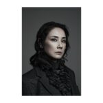 Yoh Yoshida Instagram - そして最後は、わたくしハムレットを。 デンマーク王子である彼は、約2ヶ月前に父を亡くし、悲しみに暮れる日々を過ごしています。頑なに喪服を脱がない彼にはある疑念がありました。それは、叔父が父を殺したのではないかということ。ある日彼の前に現れた父の亡霊の告白によってそれが確信に代わり、彼は復讐を心に誓う訳ですが、そこから、さくっと殺さないのが面白いところ。さくっと殺しちゃったらこの芝居40分で終わっちゃうからね。 簡単に復讐と言えど、デンマーク国のプリンスである彼は、人を殺したことなどありません。先王が存命の頃には、きっと愛に溢れた温かい家庭で育ったはずで、人を恨むということも知らなかったかもしれない。小さい頃には「道化のヨリック」などが家を訪れ、晩餐のテーブルを賑やかすような、そんな一家であったことでしょう。 それでも心を奮い立たせ復讐に向かいますが、今度は彼自身の、気弱で臆病な性格が邪魔をする。加えて、「死」に対する漠然とした怖れが彼を捉えて離しません。なぜなら復讐とは、差し違えて自らも命を落とす可能性があるからです。それに、人を殺してのうのうと自分だけ生き続けるなんて強さも彼にはない。そうして彼は、自分の心も守るために、いっそ気が狂ったフリをして（折りしも本当に頭に血が登り狂気に傾く出来事が起こります）、相手が油断したところを狙うしかないと考えます。そして… と、大体のあらすじはこの辺りにして、 あとは劇場でのお楽しみです。 長々と人物紹介にお付き合いいただきありがとうございました。今回も、芝居への情熱を迸らせる魅力的なカンパニーとなりました。この舞台を実現に導いてくれたすべての皆様に心から感謝申し上げます。また、ご観劇予定の皆様、本当にありがとうございます。デンマークでお待ちしています。 そしてハムレット、私を選んでくれてありがとう。心を込めて、演じさせていただきます。 Hamlet! I will play you with all my heart! #吉田羊 #演出森新太郎 #翻訳松岡和子 #ハムレットが強すぎて #ヒツレットと呼びにくい #普段連絡こない人から #チケット予約が来る #ハムレット強い #チケットが売れている #ハムレット強い #大事なことなので #3回言いました #さてここで #ハムレットファン最大の気がかり #フォーティンブラスは誰が？ #デンマークにちょっかいをかける #血気盛んな若きノルウェー王の甥 #めちゃくちゃかっこよいですぞ #hamletq1 @parco_stage #東京大阪愛知福岡 #いよいよ本日5/11開幕