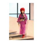 Yoh Yoshida Instagram - おはようございます！ 恐るべき亀の歩みでレポート中の私です。 本日は私のお衣装について。 ファッションショーは四回。 一般公募したモデルの皆様に、それぞれご自慢のコーディネートを見せて歩いていただきました。皆さま、直前まで緊張してらしたのに、一歩出てしまえば堂々たるモデルっぷり。ポージングもお手のもので、ニコニコと楽しそうに歩いておられるお姿はそれはそれは素敵でした！ （※出演された皆様、公式のお写真が届きましたら、ぜひご自身のSNSでご披露くださいませ♡私が写り込んでいても構いませぬゆえ😊他のお客様の写り込みにはどうぞご配慮を。） そして私も、四回それぞれに衣装チェンジ。 1）夏の名残りを感じさせる涼やかなジョーゼットのアンティーク単衣に秋のモチーフ蜻蛉柄の帯でシンプルスタイル（ 着物と帯共に #暮らし家 さん） 2）四季の花があしらわれた古典柄のアンティーク着物（ #暮らし家 さん）と同じく古典柄のアンティーク帯（ #きものさらさ さん） イヤリングはNUTTYさんブースで急遽購入 3）この日から10月ということで、着物の暦に倣い袷の着物。奥に紫みを感じる青地に、鳩の絵があしらわれたアンティーク（ #暮らし家 さん）と、黒地にピンクや赤や青の柄がオリエンタルな雰囲気の更紗帯（ #着物葉月 さん）、帯締めはキモノ葉月さんで取り扱っている組紐作家 #HaRuKi組 さん） 4）この回はフル江戸小紋コーデ。ヒツジヒツジにも掲載した、100年前の型紙から図案を起こし染め、仕立てていただいた骸骨柄の江戸小紋とグラデーション縞の江戸小紋帯（ 両方 #廣瀬染工場 さん ）、どちらも初オロシ。髑髏が強いので、フェイクファーの帽子と三つ編みでガーリーをプラス🩷帯留も髑髏（代官山の #結鶴 さん） 和洋折衷コーデ好きなのと、せっかくのステージ衣装なので「攻め」多し。涼しくなってきて、やっとレイヤードスタイルが出来たのもとても嬉しかった！ ※全て写真にタグづけしておりますので、ぜひ各お店のページもご覧くださいませ！ 次はいよいよゲストのお二人。 つづく。 There were four shows. I also changed my costume for each one. There is a rich variety of styles, from summer left-over styles to full Edo Komon outfits, making them look gorgeous. #マトウヒツジ #kimonostyle #antique #actress #着物 #アンティーク #着物イベント