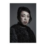 Yoh Yoshida Instagram - ハムレットの母、ガートルードを演じられる広岡由里子さん。舞台や映像でかねてより拝見していて、このお話が決まった時から、お会いするのをとても楽しみにしていました。 ガートルードは、現王クローディアスが先夫を暗殺したとは知らずに再婚します。狂気に走る息子ハムレットを心配し、話し合いを試みますが、母子が幸せな最後を迎えることはついぞありませんでした。 実は、Q1版戯曲の一番の特徴は、ガートルードがクローディアスの悪行を知るところにあります。先王の暗殺をハムレットの口から、ハムレットの暗殺計画をホレイショーの口から聞いた彼女は、最後に息子の命を守るべく、自ら進んで、クローディアスがハムレットのために用意した毒入りのお酒を飲むことになります。彼女がそれを意識的に飲むのか否かは演出家によって見せ方が変わるところですが、クローディアスの苦しみと後悔がより深く伝わるのは間違いなく前者であろうと感じます。 広岡さん演じるガートルードには血が通っているなと感じます。特にハムレットに叱責される場面では、彼の思いを深く受け止め、なんとか息子を助けたいという母の気持ちがひしひしと伝わってきます。復讐を心に誓うハムレットは彼女の想いを理解しながらも拒絶しますが、本当はその胸に飛び込んだままでいたいと少なからず思うのでした。 演技ではなく心で反応を返してくださる広岡さんとでしか作れない母子関係が、今回作れたように思います。どうぞお楽しみに。 Yuriko Hirooka plays Gertrude. When she finds out about her current husband's scheme, she voluntarily drinks the poisoned drink to protect her son, and her actions are filled with dignified love. I think we've created a mother-son relationship that could only be created with Hirooka, who responds with her heart, not with acting. #広岡由里子 #セクシーな咳払いを封印 #hamletq1 @parco_stage #東京大阪愛知福岡 #いよいよ本日5/11開幕