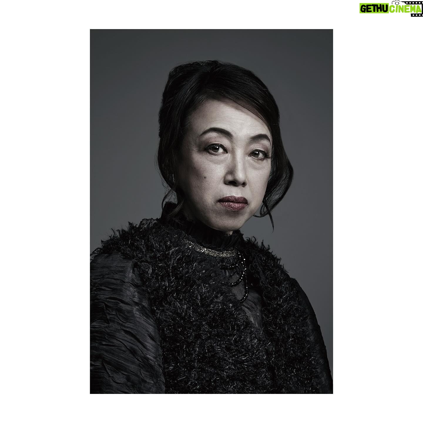 Yoh Yoshida Instagram - ハムレットの母、ガートルードを演じられる広岡由里子さん。舞台や映像でかねてより拝見していて、このお話が決まった時から、お会いするのをとても楽しみにしていました。 ガートルードは、現王クローディアスが先夫を暗殺したとは知らずに再婚します。狂気に走る息子ハムレットを心配し、話し合いを試みますが、母子が幸せな最後を迎えることはついぞありませんでした。 実は、Q1版戯曲の一番の特徴は、ガートルードがクローディアスの悪行を知るところにあります。先王の暗殺をハムレットの口から、ハムレットの暗殺計画をホレイショーの口から聞いた彼女は、最後に息子の命を守るべく、自ら進んで、クローディアスがハムレットのために用意した毒入りのお酒を飲むことになります。彼女がそれを意識的に飲むのか否かは演出家によって見せ方が変わるところですが、クローディアスの苦しみと後悔がより深く伝わるのは間違いなく前者であろうと感じます。 広岡さん演じるガートルードには血が通っているなと感じます。特にハムレットに叱責される場面では、彼の思いを深く受け止め、なんとか息子を助けたいという母の気持ちがひしひしと伝わってきます。復讐を心に誓うハムレットは彼女の想いを理解しながらも拒絶しますが、本当はその胸に飛び込んだままでいたいと少なからず思うのでした。 演技ではなく心で反応を返してくださる広岡さんとでしか作れない母子関係が、今回作れたように思います。どうぞお楽しみに。 Yuriko Hirooka plays Gertrude. When she finds out about her current husband's scheme, she voluntarily drinks the poisoned drink to protect her son, and her actions are filled with dignified love. I think we've created a mother-son relationship that could only be created with Hirooka, who responds with her heart, not with acting. #広岡由里子 #セクシーな咳払いを封印 #hamletq1 @parco_stage #東京大阪愛知福岡 #いよいよ本日5/11開幕
