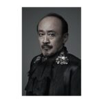 Yoh Yoshida Instagram - 現王クローディアスの忠臣ポローニアスと、墓掘り男を演じる佐藤誓さん。身分も雰囲気も全く違う二役で、同じ方が演じていると一体何人の方が気づくでしょう？ ポローニアスは、こと家族のことになると心配症で、息子の素行調査を依頼したり、娘オフィーリアがハムレットに遊んで捨てられないように要らん気を回したりします。また、朝ドラの寅子のお兄ちゃんみたいな人でもあり、「私には分かります！」と宣言しては外し、全くもって当てにならない。悪気がないのがまぁ可愛いところで、誓さんのお人柄もあり、どこか憎めない人物です。そしてハムレット一家とポローニアス一家の家族の対比もとても重要。家族愛という側面からこの物語を見ると、なお一層ハムレットの切なさが浮かびます。 物語後半の墓掘りは、ハムレットがイングランドから戻った先で通りかかる墓場で遭遇する男。その道30年の彼には、髑髏や屍体への恐怖は皆無。死に対して漠然とした怖れを抱いているハムレットとは対照的に描かれた人物です。実は、今作の中でこのシーンがわたしは一番好きです。「死ぬとは、所詮そんなものだ」と、怖れを大きな手で払いのけてくれる温かさを感じますし、「どうせいつか死ぬなら今を懸命に生きろ」と叱咤されているような熱さも感じるのです。果たして皆様にはどのようなメッセージが伝わるのか、ぜひ観劇後に聞いてみたいところ。 ポローニアスも墓掘りも、ハムレットと比較的絡みが多く、あれこれ試しながら作ってきました。開幕後も進化出来そうな気配。誓さん、引き続きよろしくお願い致します！ そうそう、スタッフTシャツをとても気に入ってくださった誓さん。「こりゃ羊さん、三作目もやらなくちゃね」ですって。まだ始まってもいない笑！到底考えられませーん！！！ Chikau Sato plays Polonius and the gravedigger. He has a relatively large amount of interaction with Hamlet, and has repeatedly created and destroyed, created and destroyed, and I have a feeling that we will continue to evolve. Chikau, a senior actor, surely has a lot to say about the Hamlet I am creating, but he left it up to Mori, watched over me, and waited for me to grasp Hamlet, and I am truly grateful for that. #佐藤誓 #ハモる？ユニゾる？ #hamletq1 @parco_stage #東京大阪愛知福岡 #5/11start