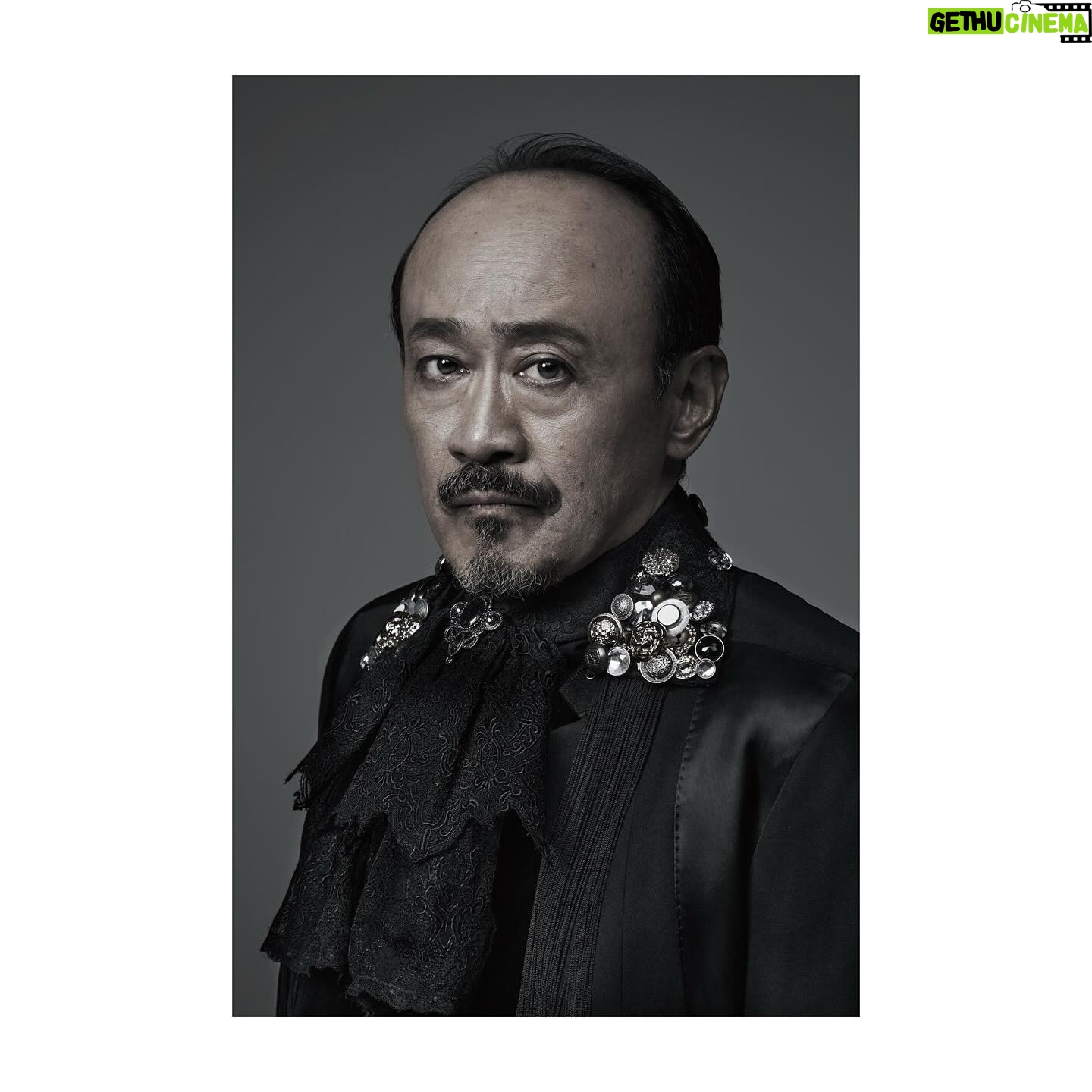 Yoh Yoshida Instagram - 現王クローディアスの忠臣ポローニアスと、墓掘り男を演じる佐藤誓さん。身分も雰囲気も全く違う二役で、同じ方が演じていると一体何人の方が気づくでしょう? ポローニアスは、こと家族のことになると心配症で、息子の素行調査を依頼したり、娘オフィーリアがハムレットに遊んで捨てられないように要らん気を回したりします。また、朝ドラの寅子のお兄ちゃんみたいな人でもあり、「私には分かります!」と宣言しては外し、全くもって当てにならない。悪気がないのがまぁ可愛いところで、誓さんのお人柄もあり、どこか憎めない人物です。そしてハムレット一家とポローニアス一家の家族の対比もとても重要。家族愛という側面からこの物語を見ると、なお一層ハムレットの切なさが浮かびます。 物語後半の墓掘りは、ハムレットがイングランドから戻った先で通りかかる墓場で遭遇する男。その道30年の彼には、髑髏や屍体への恐怖は皆無。死に対して漠然とした怖れを抱いているハムレットとは対照的に描かれた人物です。実は、今作の中でこのシーンがわたしは一番好きです。「死ぬとは、所詮そんなものだ」と、怖れを大きな手で払いのけてくれる温かさを感じますし、「どうせいつか死ぬなら今を懸命に生きろ」と叱咤されているような熱さも感じるのです。果たして皆様にはどのようなメッセージが伝わるのか、ぜひ観劇後に聞いてみたいところ。 ポローニアスも墓掘りも、ハムレットと比較的絡みが多く、あれこれ試しながら作ってきました。開幕後も進化出来そうな気配。誓さん、引き続きよろしくお願い致します! そうそう、スタッフTシャツをとても気に入ってくださった誓さん。「こりゃ羊さん、三作目もやらなくちゃね」ですって。まだ始まってもいない笑!到底考えられませーん!!! Chikau Sato plays Polonius and the gravedigger. He has a relatively large amount of interaction with Hamlet, and has repeatedly created and destroyed, created and destroyed, and I have a feeling that we will continue to evolve. Chikau, a senior actor, surely has a lot to say about the Hamlet I am creating, but he left it up to Mori, watched over me, and waited for me to grasp Hamlet, and I am truly grateful for that. #佐藤誓 #ハモる?ユニゾる? #hamletq1 @parco_stage #東京大阪愛知福岡 #5/11start