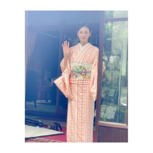 Yoh Yoshida Instagram - みなさまこんにちは。
今日も寒いですな(ΦωΦ)❄️

勤労感謝な今日は、
「美しいキモノ」冬号など眺めながら、ゆっくり過ごすのはいかがでしょう。

この度わたくし、「美しいキモノ」創刊70周年記念イヤーのラストの表紙を飾らせていただきました。大変なお役目をいただき、身に余る光栄です。また、誌面では、25人の次世代染織作家さんらが御誌へのお祝いに新作を制作。70年もの間、着物を愛し、着物に愛されてきた尊き歴史を華やかに寿いでおられます。

そしてなんと、9月末に行われました我がキモノイベント「マトウヒトジ」も特集していただいております。ご参加された皆様、ぜひご覧くださいませ😊

The winter issue of “Utsukushii Kimono” has been released. 
25 authors have submitted new works to celebrate the magazine's 70th anniversary.

@utsukushiikimono 

#kimonostyle 
#japaneseculture 
#actress 
#fashion 
#紅型のお着物
#欲しくなった
