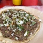 Yolanda Andrade Instagram - W😍W Tacos de cabeza Tortillas hechas a mano 🤚 Con asientos y queso Pasto Limón ,sal Y unas Salsas otro … Nivel Pa que amarre . Aquí con el Chito . Te mando Ubicación @yosoysinaloa Otro pedo 💨!!!! #yosoysinaloa #culiacan #taqueríaelchito