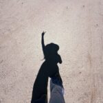 Yolanthe Cabau Instagram – “In the desert’s realm, shadows play the role of silent storytellers, revealing tales of resilience.” 🌵🏜️✨