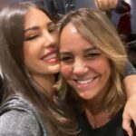 Yolanthe Cabau Instagram - Ik lig op bed en kan niet slapen.. gisteren zijn we deze mooie lieve engel verloren. Ik kan het maar niet bevatten… hoe was je een paar uur geleden nog bij ons… hand in hand… en nu ben je zo ver weg… ook al zit je heel erg diep in mijn hart voor altijd. Ik mis je nu al zo erg. En de pijn steekt. Heel erg. Zo veel mooie herinneringen met jou mama Syllie.. zo veel gelachen en meegemaakt samen. Zo veel bijzondere jaren dat je mij vanaf dag één als je dochter beschouwde. Owee als iemand kwaad over mij sprak. Als een leeuwin vocht je voor mij. Je pikte het niet, niet op social media en ook in het echte leven niet. Alleen maar liefde. Ik lees onze gesprekken terug en kijk onze video’s.. hoe is dit nu waar? Wij houden zo veel van jou en jij van ons. Tot aan je laatste dagen moest je nog om me lachen terwijl je tegen de gemene ziekte vocht. Je wilde niet opgegeven. Je wilde nog zo graag van alles genieten. Wat heb ik veel liefde van je gekregen en wat ben ik nu kapot van het feit dat ik je nooit meer even op kan bellen. Niet meer lekker bij je op bezoek kan thee met je drinken en kletsen over alles in het leven. Xess je niet meer kan FaceTimen in de ochtend op weg naar schooltje. Wat doet dit zeer. Wat koester ik al onze tripjes naar LA, Dubai, Italië, Turkije, Brazilië, Afrika, Ibiza, en overal ter wereld. Wat koester ik jou lieve mama syllie. Een geweldige moeder en een grandioze trotse lieve oma die alles over had voor haar kleinkinderen. We zijn ontroostbaar.. waarom kan oma niet nog heel even wakker worden voor nog één laatste knuffel? Mijn hart is in duizend stukjes gebroken. Lieve Syllie.. bedankt voor alles!! Je leeft voort in al onze hartjes. We houden allemaal zo veel van jou!! For ever and always ❤️