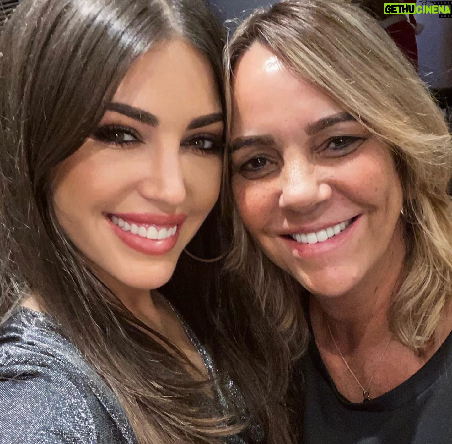 Yolanthe Cabau Instagram - Ik lig op bed en kan niet slapen.. gisteren zijn we deze mooie lieve engel verloren. Ik kan het maar niet bevatten… hoe was je een paar uur geleden nog bij ons… hand in hand… en nu ben je zo ver weg… ook al zit je heel erg diep in mijn hart voor altijd. Ik mis je nu al zo erg. En de pijn steekt. Heel erg. Zo veel mooie herinneringen met jou mama Syllie.. zo veel gelachen en meegemaakt samen. Zo veel bijzondere jaren dat je mij vanaf dag één als je dochter beschouwde. Owee als iemand kwaad over mij sprak. Als een leeuwin vocht je voor mij. Je pikte het niet, niet op social media en ook in het echte leven niet. Alleen maar liefde. Ik lees onze gesprekken terug en kijk onze video’s.. hoe is dit nu waar? Wij houden zo veel van jou en jij van ons. Tot aan je laatste dagen moest je nog om me lachen terwijl je tegen de gemene ziekte vocht. Je wilde niet opgegeven. Je wilde nog zo graag van alles genieten. Wat heb ik veel liefde van je gekregen en wat ben ik nu kapot van het feit dat ik je nooit meer even op kan bellen. Niet meer lekker bij je op bezoek kan thee met je drinken en kletsen over alles in het leven. Xess je niet meer kan FaceTimen in de ochtend op weg naar schooltje. Wat doet dit zeer. Wat koester ik al onze tripjes naar LA, Dubai, Italië, Turkije, Brazilië, Afrika, Ibiza, en overal ter wereld. Wat koester ik jou lieve mama syllie. Een geweldige moeder en een grandioze trotse lieve oma die alles over had voor haar kleinkinderen. We zijn ontroostbaar.. waarom kan oma niet nog heel even wakker worden voor nog één laatste knuffel? Mijn hart is in duizend stukjes gebroken. Lieve Syllie.. bedankt voor alles!! Je leeft voort in al onze hartjes. We houden allemaal zo veel van jou!! For ever and always ❤️