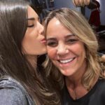 Yolanthe Cabau Instagram - Ik lig op bed en kan niet slapen.. gisteren zijn we deze mooie lieve engel verloren. Ik kan het maar niet bevatten… hoe was je een paar uur geleden nog bij ons… hand in hand… en nu ben je zo ver weg… ook al zit je heel erg diep in mijn hart voor altijd. Ik mis je nu al zo erg. En de pijn steekt. Heel erg. Zo veel mooie herinneringen met jou mama Syllie.. zo veel gelachen en meegemaakt samen. Zo veel bijzondere jaren dat je mij vanaf dag één als je dochter beschouwde. Owee als iemand kwaad over mij sprak. Als een leeuwin vocht je voor mij. Je pikte het niet, niet op social media en ook in het echte leven niet. Alleen maar liefde. Ik lees onze gesprekken terug en kijk onze video’s.. hoe is dit nu waar? Wij houden zo veel van jou en jij van ons. Tot aan je laatste dagen moest je nog om me lachen terwijl je tegen de gemene ziekte vocht. Je wilde niet opgegeven. Je wilde nog zo graag van alles genieten. Wat heb ik veel liefde van je gekregen en wat ben ik nu kapot van het feit dat ik je nooit meer even op kan bellen. Niet meer lekker bij je op bezoek kan thee met je drinken en kletsen over alles in het leven. Xess je niet meer kan FaceTimen in de ochtend op weg naar schooltje. Wat doet dit zeer. Wat koester ik al onze tripjes naar LA, Dubai, Italië, Turkije, Brazilië, Afrika, Ibiza, en overal ter wereld. Wat koester ik jou lieve mama syllie. Een geweldige moeder en een grandioze trotse lieve oma die alles over had voor haar kleinkinderen. We zijn ontroostbaar.. waarom kan oma niet nog heel even wakker worden voor nog één laatste knuffel? Mijn hart is in duizend stukjes gebroken. Lieve Syllie.. bedankt voor alles!! Je leeft voort in al onze hartjes. We houden allemaal zo veel van jou!! For ever and always ❤️