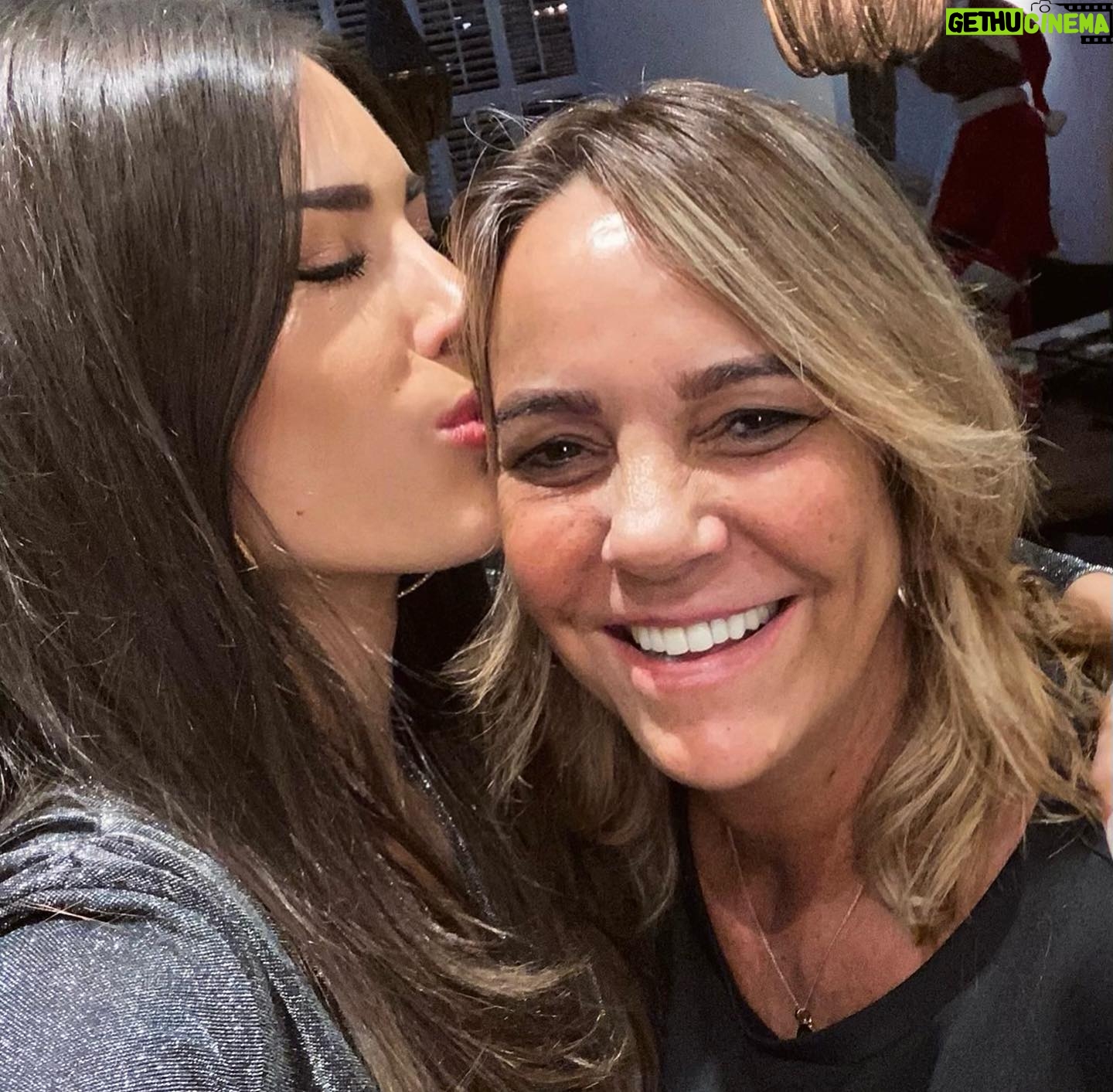Yolanthe Cabau Instagram - Ik lig op bed en kan niet slapen.. gisteren zijn we deze mooie lieve engel verloren. Ik kan het maar niet bevatten… hoe was je een paar uur geleden nog bij ons… hand in hand… en nu ben je zo ver weg… ook al zit je heel erg diep in mijn hart voor altijd. Ik mis je nu al zo erg. En de pijn steekt. Heel erg. Zo veel mooie herinneringen met jou mama Syllie.. zo veel gelachen en meegemaakt samen. Zo veel bijzondere jaren dat je mij vanaf dag één als je dochter beschouwde. Owee als iemand kwaad over mij sprak. Als een leeuwin vocht je voor mij. Je pikte het niet, niet op social media en ook in het echte leven niet. Alleen maar liefde. Ik lees onze gesprekken terug en kijk onze video’s.. hoe is dit nu waar? Wij houden zo veel van jou en jij van ons. Tot aan je laatste dagen moest je nog om me lachen terwijl je tegen de gemene ziekte vocht. Je wilde niet opgegeven. Je wilde nog zo graag van alles genieten. Wat heb ik veel liefde van je gekregen en wat ben ik nu kapot van het feit dat ik je nooit meer even op kan bellen. Niet meer lekker bij je op bezoek kan thee met je drinken en kletsen over alles in het leven. Xess je niet meer kan FaceTimen in de ochtend op weg naar schooltje. Wat doet dit zeer. Wat koester ik al onze tripjes naar LA, Dubai, Italië, Turkije, Brazilië, Afrika, Ibiza, en overal ter wereld. Wat koester ik jou lieve mama syllie. Een geweldige moeder en een grandioze trotse lieve oma die alles over had voor haar kleinkinderen. We zijn ontroostbaar.. waarom kan oma niet nog heel even wakker worden voor nog één laatste knuffel? Mijn hart is in duizend stukjes gebroken. Lieve Syllie.. bedankt voor alles!! Je leeft voort in al onze hartjes. We houden allemaal zo veel van jou!! For ever and always ❤️