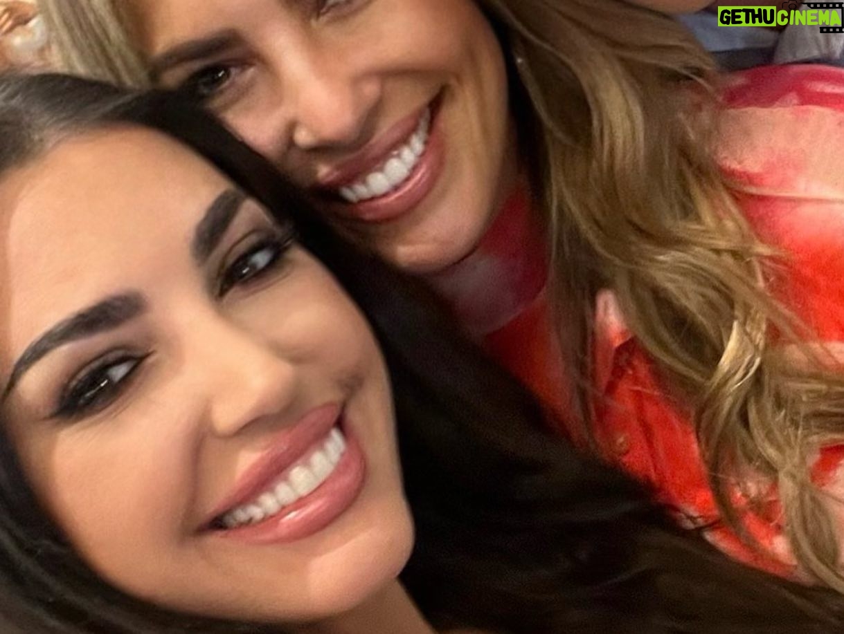 Yolanthe Cabau Instagram - 10 out of our 13 siblings on this picture đ
We are 9 sisters and 4 brothers, making us a total of 13 siblings!! All made on Ibiza đď¸đ°đ All of us, sisters, got matching heart tattoos along our arms, symbolizing our unique bond and everlasting love. No matter where life takes us, this small heart will always serve as a reminder of our extraordinary connection. đŤ Feeling incredibly fortunate for each of my amazing siblings!! Forever grateful! â¤ď¸đđź