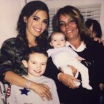 Yolanthe Cabau Instagram – Ik lig op bed en kan niet slapen.. gisteren zijn we deze mooie lieve engel verloren. Ik kan het maar niet bevatten… hoe was je een paar uur geleden nog bij ons… hand in hand… en nu ben je zo ver weg… ook al zit je heel erg diep in mijn hart voor altijd. Ik mis je nu al zo erg. En de pijn steekt. Heel erg. Zo veel mooie herinneringen met jou mama Syllie.. zo veel gelachen en meegemaakt samen. Zo veel bijzondere jaren dat je mij vanaf dag één als je dochter beschouwde. Owee als iemand kwaad over mij sprak. Als een leeuwin vocht je voor mij. Je pikte het niet, niet op social media en ook in het echte leven niet. Alleen maar liefde. Ik lees onze gesprekken terug en kijk onze video’s.. hoe is dit nu waar? Wij houden zo veel van jou en jij van ons. Tot aan je laatste dagen moest je nog om me lachen terwijl je tegen de gemene ziekte vocht. Je wilde niet opgegeven. Je wilde nog zo graag van alles genieten. Wat heb ik veel liefde van je gekregen en wat ben ik nu kapot van het feit dat ik je nooit meer even op kan bellen. Niet meer lekker bij je op bezoek kan thee met je drinken en kletsen over alles in het leven. Xess je niet meer kan FaceTimen in de ochtend op weg naar schooltje. Wat doet dit zeer. Wat koester ik al onze tripjes naar LA, Dubai, Italië, Turkije, Brazilië, Afrika, Ibiza, en overal ter wereld. Wat koester ik jou lieve mama syllie. Een geweldige moeder en een grandioze trotse lieve oma die alles over had voor haar kleinkinderen. We zijn ontroostbaar.. waarom kan oma niet nog heel even wakker worden voor nog één laatste knuffel? Mijn hart is in duizend stukjes gebroken. Lieve Syllie.. bedankt voor alles!! Je leeft voort in al onze hartjes. We houden allemaal zo veel van jou!! For ever and always ❤️