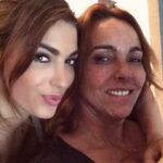 Yolanthe Cabau Instagram – Ik lig op bed en kan niet slapen.. gisteren zijn we deze mooie lieve engel verloren. Ik kan het maar niet bevatten… hoe was je een paar uur geleden nog bij ons… hand in hand… en nu ben je zo ver weg… ook al zit je heel erg diep in mijn hart voor altijd. Ik mis je nu al zo erg. En de pijn steekt. Heel erg. Zo veel mooie herinneringen met jou mama Syllie.. zo veel gelachen en meegemaakt samen. Zo veel bijzondere jaren dat je mij vanaf dag één als je dochter beschouwde. Owee als iemand kwaad over mij sprak. Als een leeuwin vocht je voor mij. Je pikte het niet, niet op social media en ook in het echte leven niet. Alleen maar liefde. Ik lees onze gesprekken terug en kijk onze video’s.. hoe is dit nu waar? Wij houden zo veel van jou en jij van ons. Tot aan je laatste dagen moest je nog om me lachen terwijl je tegen de gemene ziekte vocht. Je wilde niet opgegeven. Je wilde nog zo graag van alles genieten. Wat heb ik veel liefde van je gekregen en wat ben ik nu kapot van het feit dat ik je nooit meer even op kan bellen. Niet meer lekker bij je op bezoek kan thee met je drinken en kletsen over alles in het leven. Xess je niet meer kan FaceTimen in de ochtend op weg naar schooltje. Wat doet dit zeer. Wat koester ik al onze tripjes naar LA, Dubai, Italië, Turkije, Brazilië, Afrika, Ibiza, en overal ter wereld. Wat koester ik jou lieve mama syllie. Een geweldige moeder en een grandioze trotse lieve oma die alles over had voor haar kleinkinderen. We zijn ontroostbaar.. waarom kan oma niet nog heel even wakker worden voor nog één laatste knuffel? Mijn hart is in duizend stukjes gebroken. Lieve Syllie.. bedankt voor alles!! Je leeft voort in al onze hartjes. We houden allemaal zo veel van jou!! For ever and always ❤️