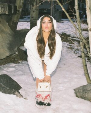 Yolanthe Cabau Instagram - Snowy scenes, endless dreams ❄️✨