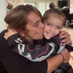 Yolanthe Cabau Instagram - Ik lig op bed en kan niet slapen.. gisteren zijn we deze mooie lieve engel verloren. Ik kan het maar niet bevatten… hoe was je een paar uur geleden nog bij ons… hand in hand… en nu ben je zo ver weg… ook al zit je heel erg diep in mijn hart voor altijd. Ik mis je nu al zo erg. En de pijn steekt. Heel erg. Zo veel mooie herinneringen met jou mama Syllie.. zo veel gelachen en meegemaakt samen. Zo veel bijzondere jaren dat je mij vanaf dag één als je dochter beschouwde. Owee als iemand kwaad over mij sprak. Als een leeuwin vocht je voor mij. Je pikte het niet, niet op social media en ook in het echte leven niet. Alleen maar liefde. Ik lees onze gesprekken terug en kijk onze video’s.. hoe is dit nu waar? Wij houden zo veel van jou en jij van ons. Tot aan je laatste dagen moest je nog om me lachen terwijl je tegen de gemene ziekte vocht. Je wilde niet opgegeven. Je wilde nog zo graag van alles genieten. Wat heb ik veel liefde van je gekregen en wat ben ik nu kapot van het feit dat ik je nooit meer even op kan bellen. Niet meer lekker bij je op bezoek kan thee met je drinken en kletsen over alles in het leven. Xess je niet meer kan FaceTimen in de ochtend op weg naar schooltje. Wat doet dit zeer. Wat koester ik al onze tripjes naar LA, Dubai, Italië, Turkije, Brazilië, Afrika, Ibiza, en overal ter wereld. Wat koester ik jou lieve mama syllie. Een geweldige moeder en een grandioze trotse lieve oma die alles over had voor haar kleinkinderen. We zijn ontroostbaar.. waarom kan oma niet nog heel even wakker worden voor nog één laatste knuffel? Mijn hart is in duizend stukjes gebroken. Lieve Syllie.. bedankt voor alles!! Je leeft voort in al onze hartjes. We houden allemaal zo veel van jou!! For ever and always ❤️