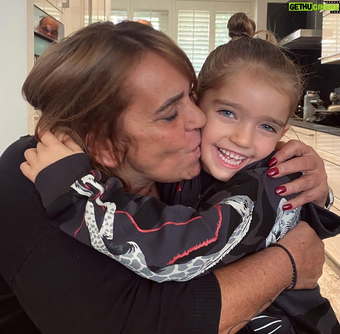Yolanthe Cabau Instagram - Ik lig op bed en kan niet slapen.. gisteren zijn we deze mooie lieve engel verloren. Ik kan het maar niet bevatten… hoe was je een paar uur geleden nog bij ons… hand in hand… en nu ben je zo ver weg… ook al zit je heel erg diep in mijn hart voor altijd. Ik mis je nu al zo erg. En de pijn steekt. Heel erg. Zo veel mooie herinneringen met jou mama Syllie.. zo veel gelachen en meegemaakt samen. Zo veel bijzondere jaren dat je mij vanaf dag één als je dochter beschouwde. Owee als iemand kwaad over mij sprak. Als een leeuwin vocht je voor mij. Je pikte het niet, niet op social media en ook in het echte leven niet. Alleen maar liefde. Ik lees onze gesprekken terug en kijk onze video’s.. hoe is dit nu waar? Wij houden zo veel van jou en jij van ons. Tot aan je laatste dagen moest je nog om me lachen terwijl je tegen de gemene ziekte vocht. Je wilde niet opgegeven. Je wilde nog zo graag van alles genieten. Wat heb ik veel liefde van je gekregen en wat ben ik nu kapot van het feit dat ik je nooit meer even op kan bellen. Niet meer lekker bij je op bezoek kan thee met je drinken en kletsen over alles in het leven. Xess je niet meer kan FaceTimen in de ochtend op weg naar schooltje. Wat doet dit zeer. Wat koester ik al onze tripjes naar LA, Dubai, Italië, Turkije, Brazilië, Afrika, Ibiza, en overal ter wereld. Wat koester ik jou lieve mama syllie. Een geweldige moeder en een grandioze trotse lieve oma die alles over had voor haar kleinkinderen. We zijn ontroostbaar.. waarom kan oma niet nog heel even wakker worden voor nog één laatste knuffel? Mijn hart is in duizend stukjes gebroken. Lieve Syllie.. bedankt voor alles!! Je leeft voort in al onze hartjes. We houden allemaal zo veel van jou!! For ever and always ❤️