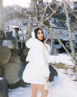 Yolanthe Cabau Instagram - Snowy scenes, endless dreams ❄️✨