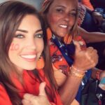 Yolanthe Cabau Instagram – Ik lig op bed en kan niet slapen.. gisteren zijn we deze mooie lieve engel verloren. Ik kan het maar niet bevatten… hoe was je een paar uur geleden nog bij ons… hand in hand… en nu ben je zo ver weg… ook al zit je heel erg diep in mijn hart voor altijd. Ik mis je nu al zo erg. En de pijn steekt. Heel erg. Zo veel mooie herinneringen met jou mama Syllie.. zo veel gelachen en meegemaakt samen. Zo veel bijzondere jaren dat je mij vanaf dag één als je dochter beschouwde. Owee als iemand kwaad over mij sprak. Als een leeuwin vocht je voor mij. Je pikte het niet, niet op social media en ook in het echte leven niet. Alleen maar liefde. Ik lees onze gesprekken terug en kijk onze video’s.. hoe is dit nu waar? Wij houden zo veel van jou en jij van ons. Tot aan je laatste dagen moest je nog om me lachen terwijl je tegen de gemene ziekte vocht. Je wilde niet opgegeven. Je wilde nog zo graag van alles genieten. Wat heb ik veel liefde van je gekregen en wat ben ik nu kapot van het feit dat ik je nooit meer even op kan bellen. Niet meer lekker bij je op bezoek kan thee met je drinken en kletsen over alles in het leven. Xess je niet meer kan FaceTimen in de ochtend op weg naar schooltje. Wat doet dit zeer. Wat koester ik al onze tripjes naar LA, Dubai, Italië, Turkije, Brazilië, Afrika, Ibiza, en overal ter wereld. Wat koester ik jou lieve mama syllie. Een geweldige moeder en een grandioze trotse lieve oma die alles over had voor haar kleinkinderen. We zijn ontroostbaar.. waarom kan oma niet nog heel even wakker worden voor nog één laatste knuffel? Mijn hart is in duizend stukjes gebroken. Lieve Syllie.. bedankt voor alles!! Je leeft voort in al onze hartjes. We houden allemaal zo veel van jou!! For ever and always ❤️