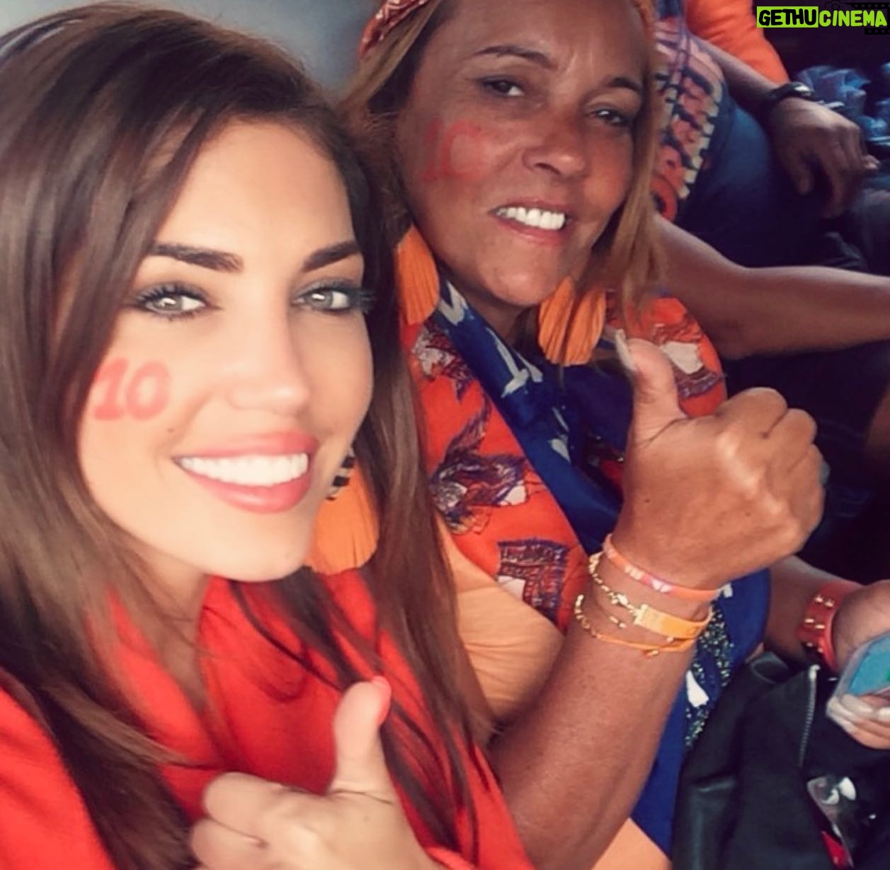 Yolanthe Cabau Instagram - Ik lig op bed en kan niet slapen.. gisteren zijn we deze mooie lieve engel verloren. Ik kan het maar niet bevatten… hoe was je een paar uur geleden nog bij ons… hand in hand… en nu ben je zo ver weg… ook al zit je heel erg diep in mijn hart voor altijd. Ik mis je nu al zo erg. En de pijn steekt. Heel erg. Zo veel mooie herinneringen met jou mama Syllie.. zo veel gelachen en meegemaakt samen. Zo veel bijzondere jaren dat je mij vanaf dag één als je dochter beschouwde. Owee als iemand kwaad over mij sprak. Als een leeuwin vocht je voor mij. Je pikte het niet, niet op social media en ook in het echte leven niet. Alleen maar liefde. Ik lees onze gesprekken terug en kijk onze video’s.. hoe is dit nu waar? Wij houden zo veel van jou en jij van ons. Tot aan je laatste dagen moest je nog om me lachen terwijl je tegen de gemene ziekte vocht. Je wilde niet opgegeven. Je wilde nog zo graag van alles genieten. Wat heb ik veel liefde van je gekregen en wat ben ik nu kapot van het feit dat ik je nooit meer even op kan bellen. Niet meer lekker bij je op bezoek kan thee met je drinken en kletsen over alles in het leven. Xess je niet meer kan FaceTimen in de ochtend op weg naar schooltje. Wat doet dit zeer. Wat koester ik al onze tripjes naar LA, Dubai, Italië, Turkije, Brazilië, Afrika, Ibiza, en overal ter wereld. Wat koester ik jou lieve mama syllie. Een geweldige moeder en een grandioze trotse lieve oma die alles over had voor haar kleinkinderen. We zijn ontroostbaar.. waarom kan oma niet nog heel even wakker worden voor nog één laatste knuffel? Mijn hart is in duizend stukjes gebroken. Lieve Syllie.. bedankt voor alles!! Je leeft voort in al onze hartjes. We houden allemaal zo veel van jou!! For ever and always ❤️