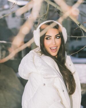 Yolanthe Cabau Instagram - Snowy scenes, endless dreams ❄️✨