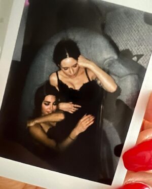 Yolanthe Cabau Instagram - We have before us a brand new book containing 366 blank pages. Let us fill them with all the forgotten things from last year-the words we forgot to say, the love we forgot to show, and the charity we forgot to offer. Let’s not hate, but cheer each other on. Let's pray that those who have been wronged
will finally have justice and peace of mind. 

my wish for you:

Comfort on difficult days, smiles when sadness intrudes, rainbows to follow the clouds, laughter to kiss your lips, sunsets to warm your heart, friendships to brighten your being, faith so that you can believe, confidence for when you doubt, courage to know yourself, patience to accept the truth,
Love to complete your life.

Happy new year!! 💓
