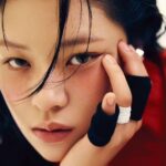 Yoo Jeong-yeon Instagram - 지큐스포츠에서 만나욤 FEATUREEDITOR 전희란 PHOTOGRAPHER @studioioo STYLIST @mmmivong HAIR & MAKE-UP @jeooonghwan TRANSLATOR 3 @janet_hong333 ASSISTANT 황수현