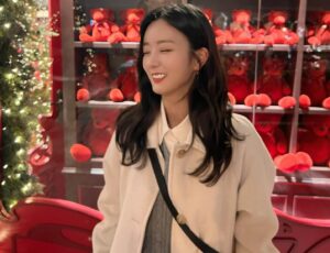 Yoon Bo-mi Instagram - 🎄💝🫶

#눈물의여왕
#나비서