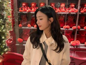 Yoon Bo-mi Instagram - 🎄💝🫶

#눈물의여왕
#나비서