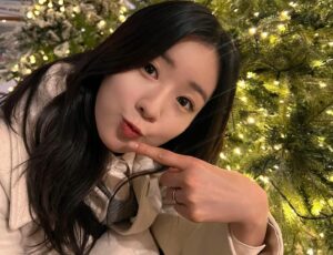 Yoon Bo-mi Instagram - 🎄💝🫶

#눈물의여왕
#나비서