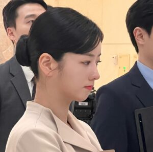 Yoon Bo-mi Instagram - 😭😭😭눈물광광..
#눈물의여왕
#나비서🦋