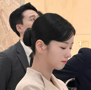 Yoon Bo-mi Instagram - 😭😭😭눈물광광..
#눈물의여왕
#나비서🦋