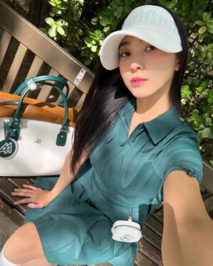 Yoon Bo-ra Instagram - 날씨와 너무 잘어울리는 더블플래그 ⛳️🌸

#광고 #doubleflag #더블플래그 #24ss 
@doubleflag_official