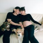 Yoon Seung-ah Instagram - 작년 젬마라는 소중한 생명이 우리 가족에게 찾아왔습니다. 여러가지 감정이 교차했습니다. 무엇보다 밤비에 대한 마음이 복잡했는데, 밤비는 지금까지 저의 곁에 그리고 젬마 곁을 지켜주고 있어요. 밤비의 소식을 많이 궁금해 하시는데 밤비는 정말 기적처럼 버티고 있어요. 밤비의 시간은 좀 더 천천히 가기를. 밤비와 젬마가 꼭 만나서 그동안의 우리 가족의 이야기를 전해주기를 두손 모아 기도해 봅니다. 이 사진은 우리 가족에게 가장 행복하고 특별하고 소중한 추억이 될 것 같아요. 함께 해준 저와 오빠의 소중하고 감사한 사람들 고마워요. 이 한마디로 다 표현 할수 없지만 사랑합니다. 그리고 나의 가족, 나의 사람들 ……..💕