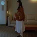 Yoon Seung-ah Instagram - 🩵 자켓 @beaker_store, 곧 사러갈 예정. 원피스 @reformation 어깨가 말라보이는 핏으로 장바구니에 담아둠. 가방 @tods 내 옷장속 아이템. 슈즈 @loewe 보자마자 반해버림! 사야할까요? 🥹