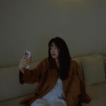 Yoon Seung-ah Instagram - 🩵 자켓 @beaker_store, 곧 사러갈 예정. 원피스 @reformation 어깨가 말라보이는 핏으로 장바구니에 담아둠. 가방 @tods 내 옷장속 아이템. 슈즈 @loewe 보자마자 반해버림! 사야할까요? 🥹