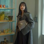 Yoon Seung-ah Instagram - #광고 저의 요즘 데일리백은요~페라가모의 아이코닉 아카이브를 담은 우아한 실루엣의 허그백 🩵 #FerragamoHugBag #페라가모