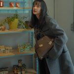 Yoon Seung-ah Instagram - #광고 저의 요즘 데일리백은요~페라가모의 아이코닉 아카이브를 담은 우아한 실루엣의 허그백 🩵 #FerragamoHugBag #페라가모