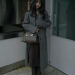 Yoon Seung-ah Instagram - #광고 저의 요즘 데일리백은요~페라가모의 아이코닉 아카이브를 담은 우아한 실루엣의 허그백 🩵 #FerragamoHugBag #페라가모