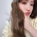 Yoshida Akari Instagram - 髪の毛ブリーチしてミルクティー系にしました🤍🤍 ケア大変やけど腰まで伸ばしたら明るくするって決めてたの〜💛💛 どうかな？🤍
