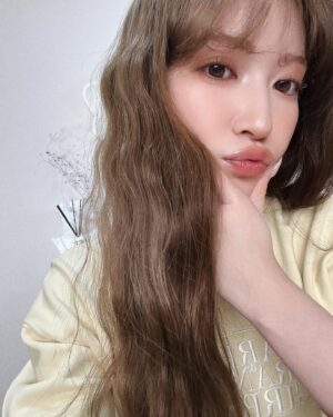 Yoshida Akari Instagram - 髪の毛ブリーチしてミルクティー系にしました🤍🤍
ケア大変やけど腰まで伸ばしたら明るくするって決めてたの〜💛💛
どうかな？🤍