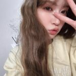 Yoshida Akari Instagram - 髪の毛ブリーチしてミルクティー系にしました🤍🤍 ケア大変やけど腰まで伸ばしたら明るくするって決めてたの〜💛💛 どうかな？🤍