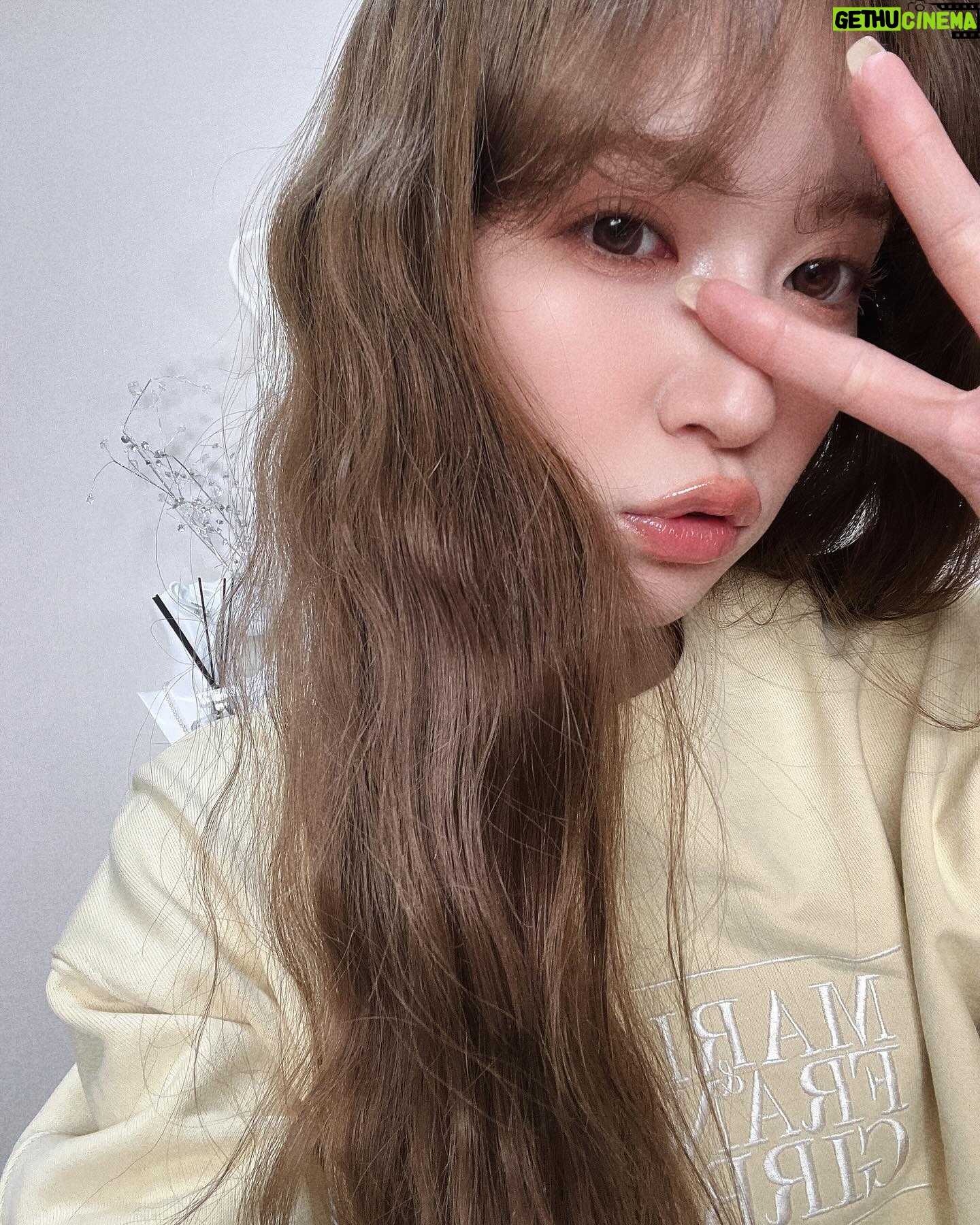 Yoshida Akari Instagram - 髪の毛ブリーチしてミルクティー系にしました🤍🤍 ケア大変やけど腰まで伸ばしたら明るくするって決めてたの〜💛💛 どうかな?🤍