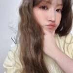 Yoshida Akari Instagram - 髪の毛ブリーチしてミルクティー系にしました🤍🤍 ケア大変やけど腰まで伸ばしたら明るくするって決めてたの〜💛💛 どうかな？🤍