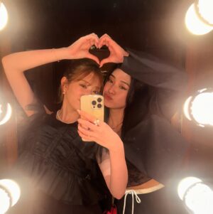 Yoshida Akari Instagram - 先日、大好きなお姉さまの結婚式に🤍🤍
もう5年以上かな？通い続けてる
眉毛サロン @emaymie_official の
オーナー様 @mami_saisu さんの結婚式でした💒
.
私の眉毛はまみさんいないと
もう無理だし、ご飯連れってもらったり
私と @helloimmii のうるさいコンビに
優しくしてくれる大好きなお姉ちゃんです🩷☺️
.
私の結婚、ミィの誕生日、まみさんの結婚式と
ハッピーガール集合の日でした😍
.
改めておめでとうございます🍾
本当に綺麗でした🥹🩷
旦那様もとっても素敵な方で憧れの夫婦です🩷
末長くお幸せに❤️
.
お呼ばれコーデは
@snidel_official に🖤
@anchelion のアクセたくさんつけたよ🤍
新作のイヤカフ可愛い🩷